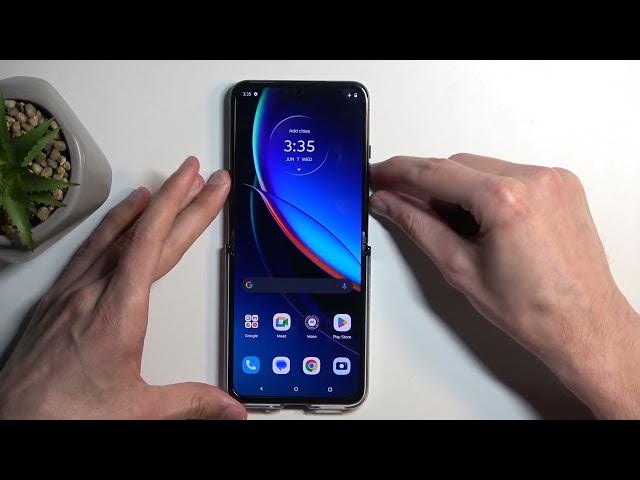 Video thumbnail for How to Take & Find a Screenshot on MOTOROLA Razr 40 Ultra
