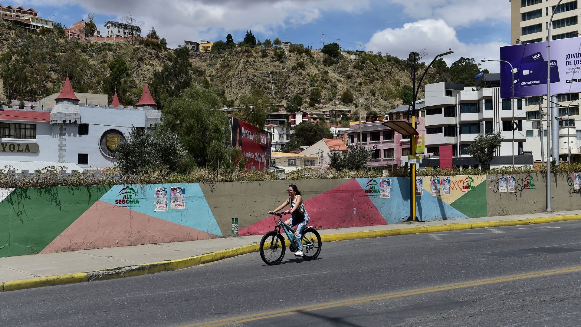 Video thumbnail for Bolivia’s streets go car-free for 'Pedestrian Day'