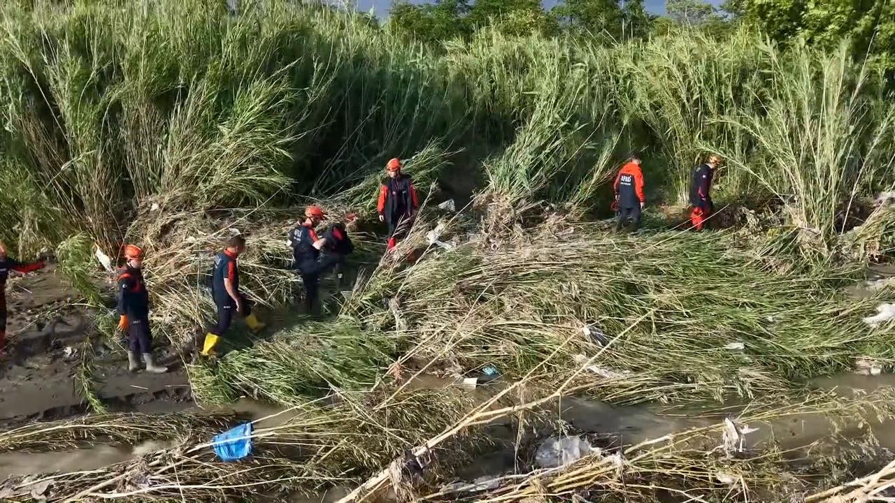 Video thumbnail for Türkiye: Flash floods, landslides kill 3 in southern Türkiye.