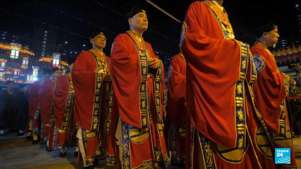 Video thumbnail for Prayers, fireworks and fairs: Millions celebrate Lunar New Year across East Asia