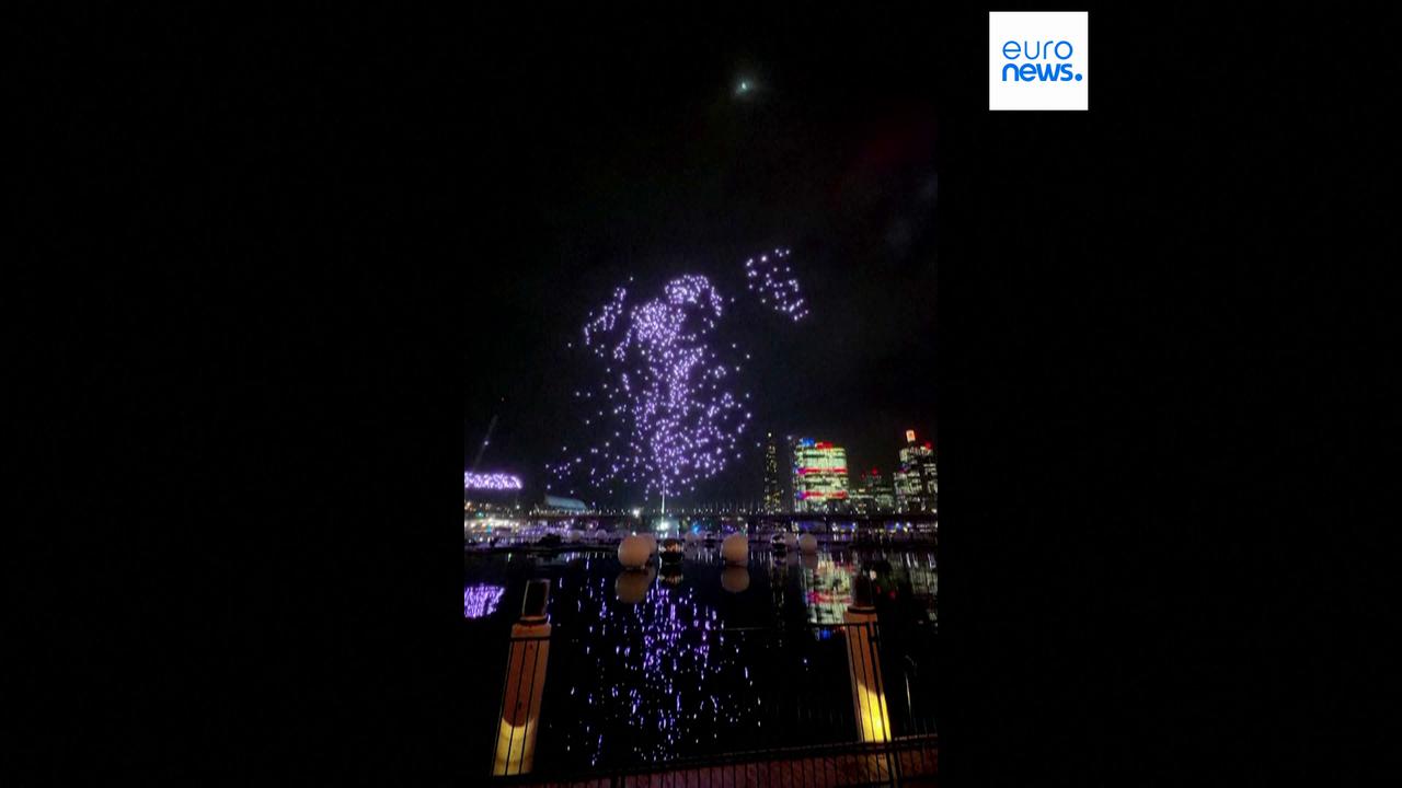 Video thumbnail for Dozens of drones fall from sky during Sydney festival show