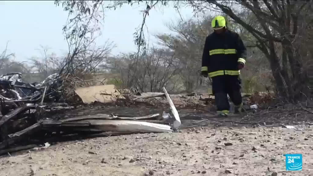 Video thumbnail for Peru: Tourist plane crashes killing all 13 people aboard