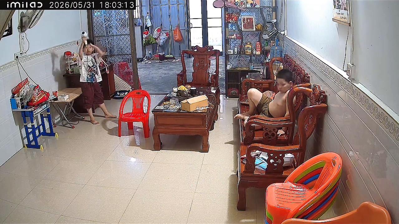 Video thumbnail for China: Chinese boy calmly unplugs hair dryer after it suddenly bursts into flames.