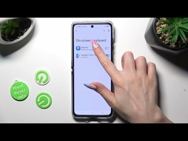 Video thumbnail for How to Turn On / Off Auto-Correction on Motorola Razr 40 Ultra - Gboard