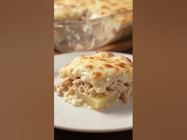 Video thumbnail for 🥔🧀 **Batata Gratinada Cremosa com Frango e Queijo — Uma Delícia de Dar Água na Boca!** 😍❤️