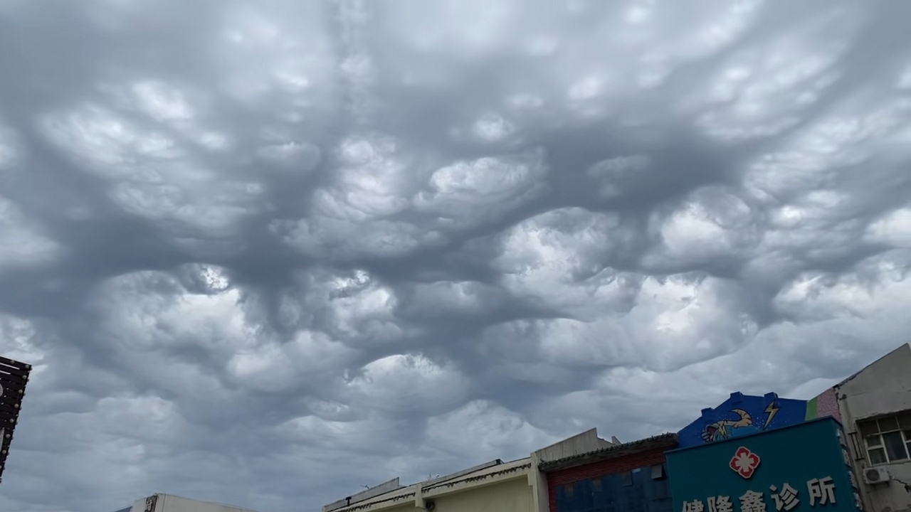Video thumbnail for Mysterious Holes Appear in Thick Clouds Over Liaoning