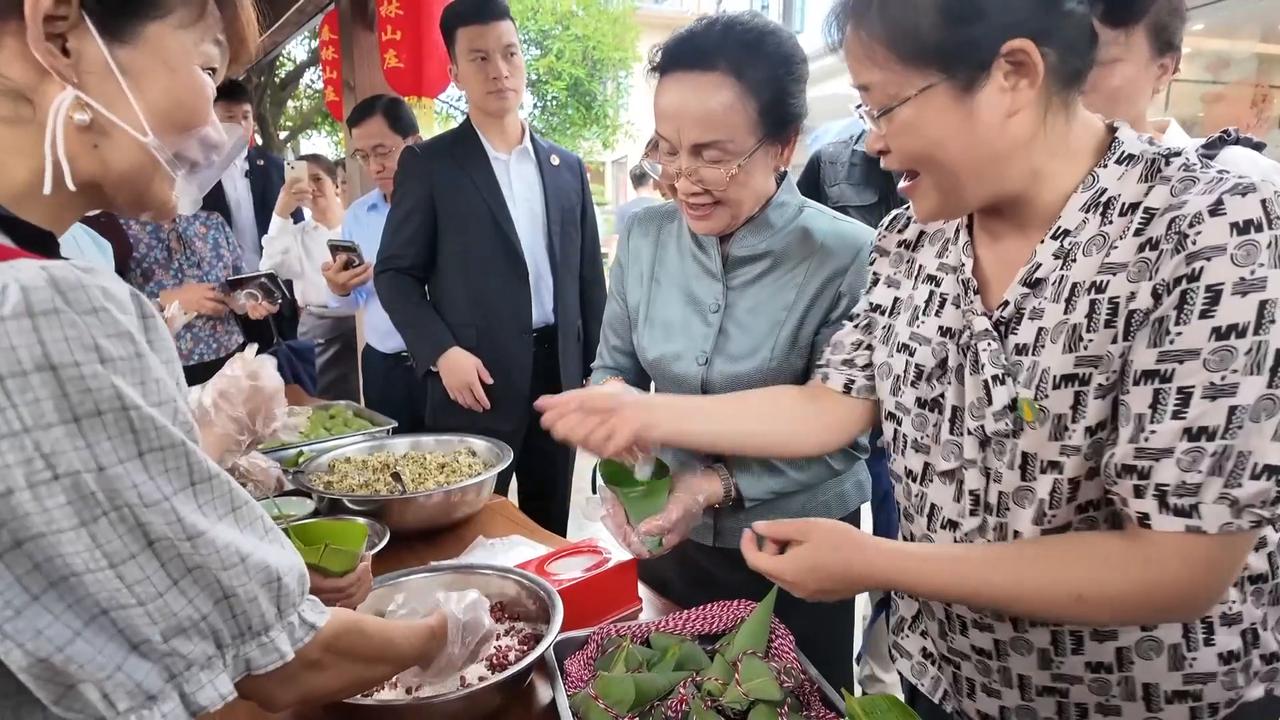 Video thumbnail for China: Lao president visits renowned Chinese village to learn about green development.