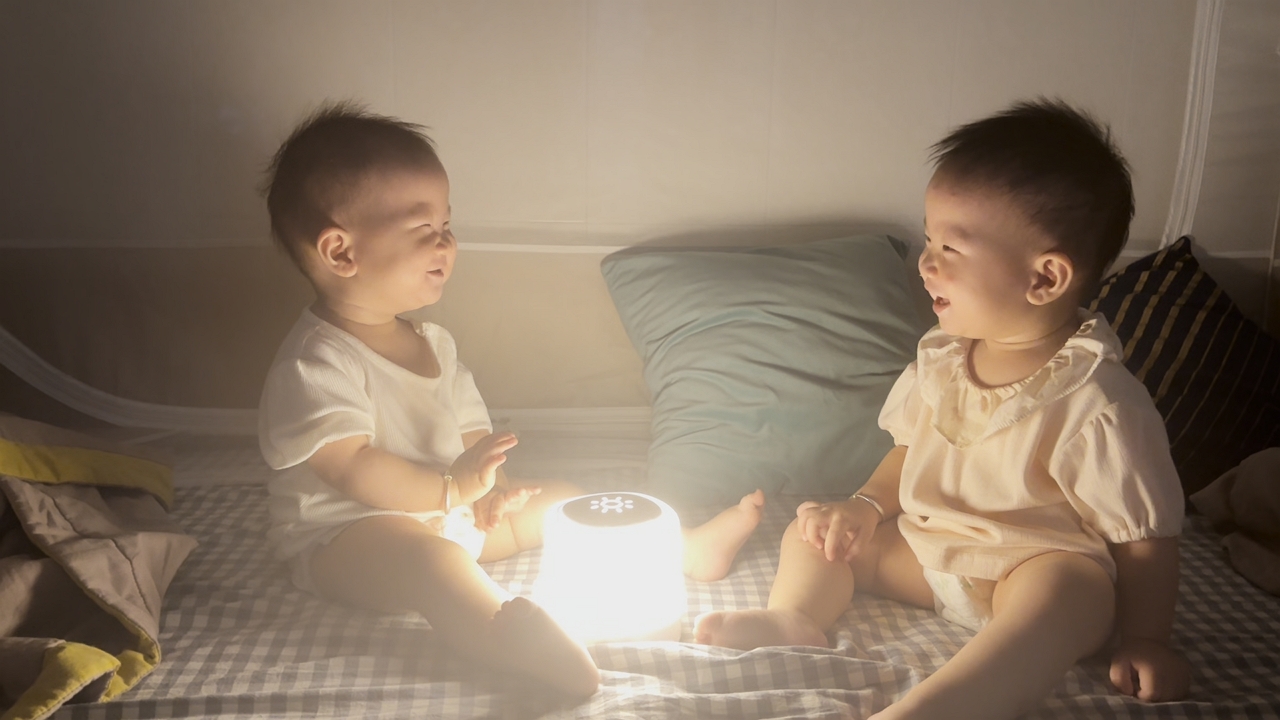Video thumbnail for Toddlers Laugh While Playing with a Lamp in Guangdong