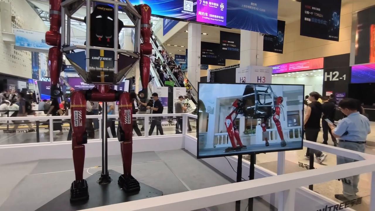 Video thumbnail for China: UNITREE's Manned Transformable Mecha GD01.