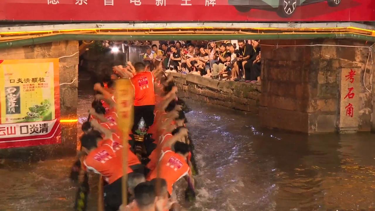 Video thumbnail for China: Dragon boaters in south China's Guangdong intensify practice of "F1-style" drifting as annual race looms.