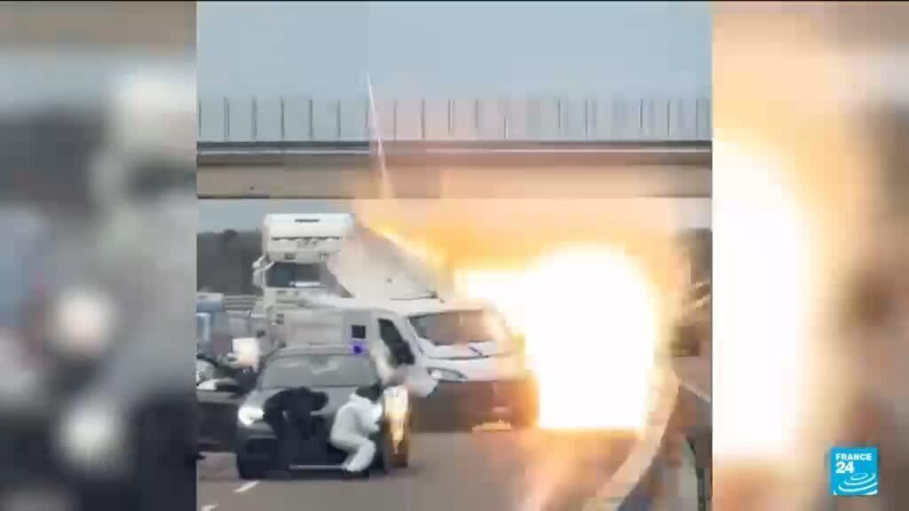 Video thumbnail for Armed gang blows up armoured van in Italy