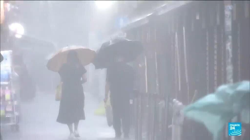 Video thumbnail for Flights cancelled, evacuations urged as Typhoon Dujuan hits Japan