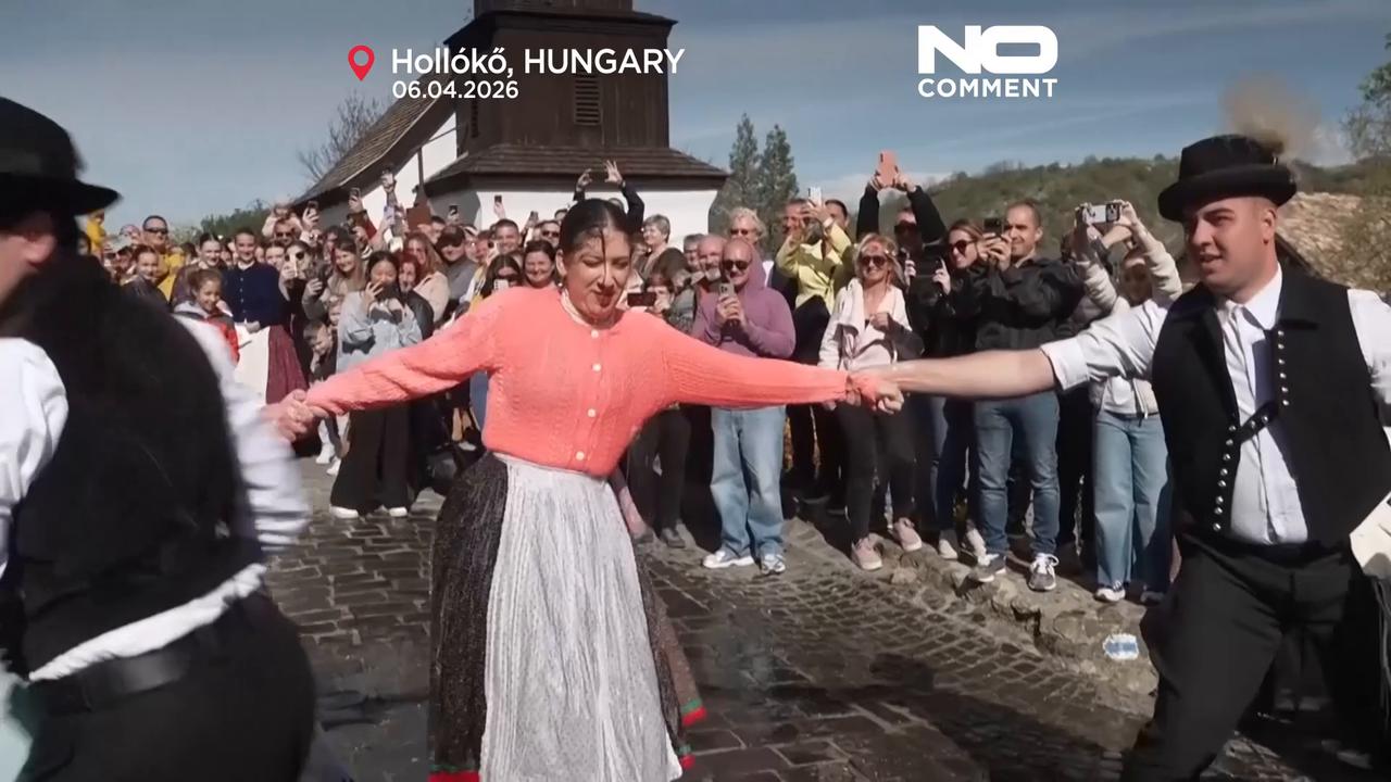 Video thumbnail for Hungarian Easter tradition sees women doused with water in Hollókő