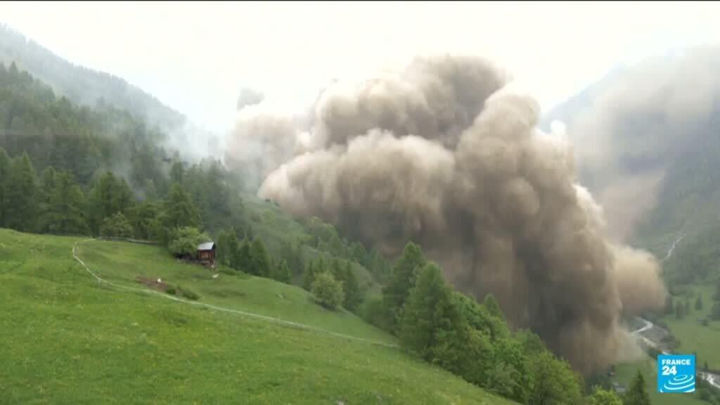 Video thumbnail for In Switzerland, a glacier collapse destroys a village