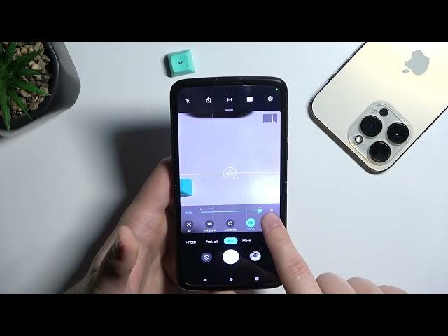 Video thumbnail for How to Use Manual Camera Mode on MOTOROLA Razr 2022 | Camera Pro Mode & Advanced Settings