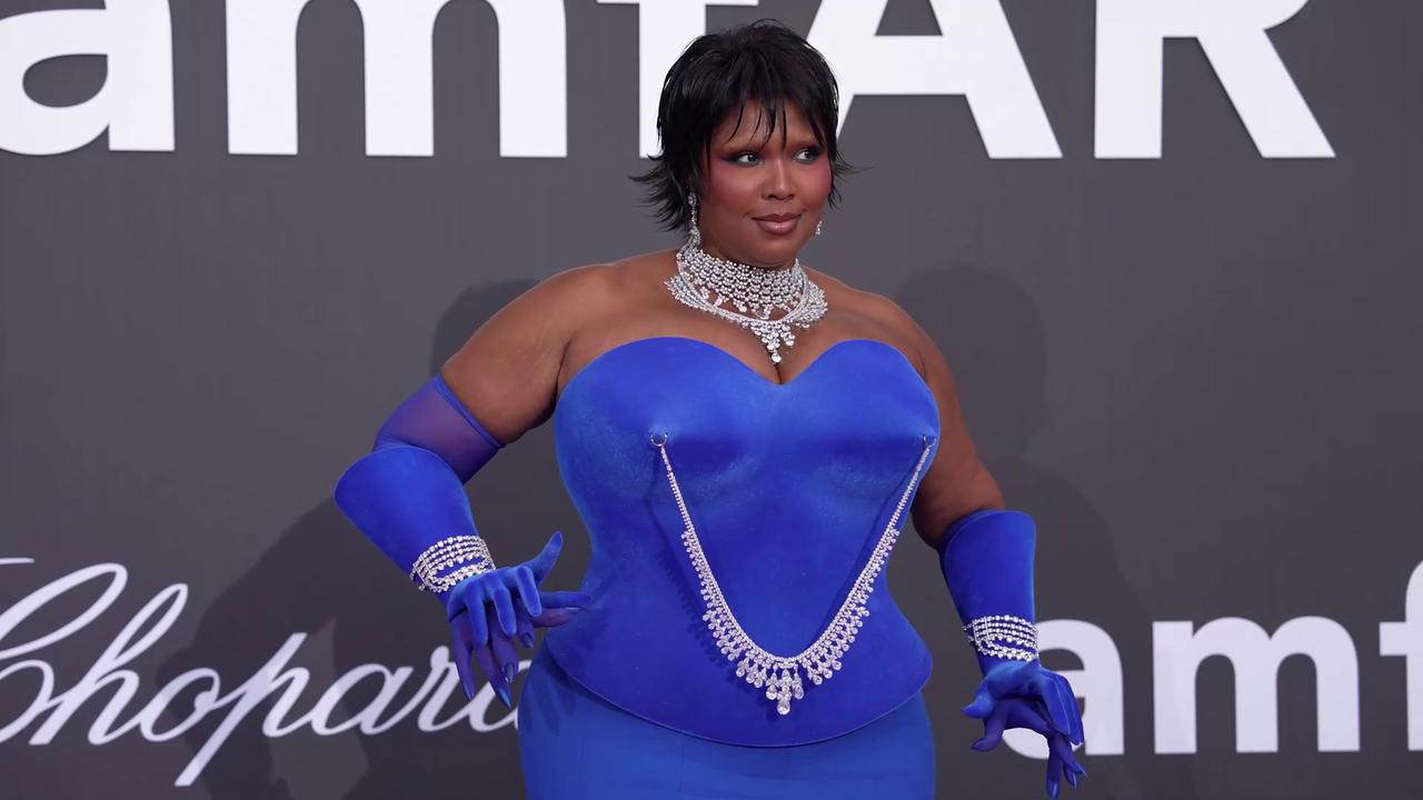 Video thumbnail for UNCAPTIONED: Lizzo claims 'industry changes' are reason for her smaller fanbase.