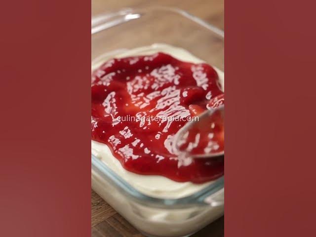 Video thumbnail for 🍓 **Travessa cremosa de chocolate branco com geleia de morango!** 🤍
