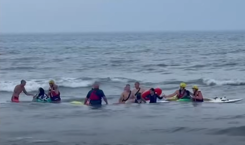 Video thumbnail for Nine people rescued from the ocean in Wildwood