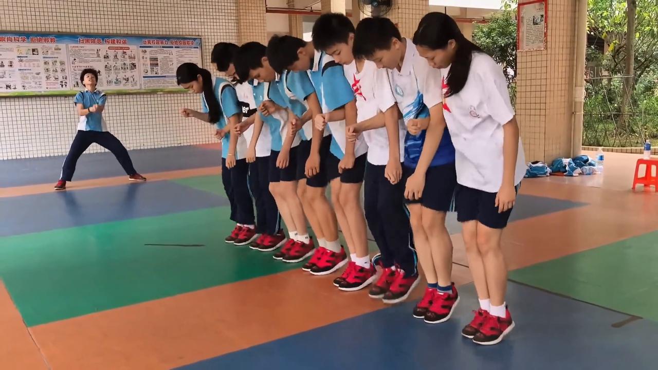 Video thumbnail for China: Chinese middle schoolers showcase flawless eight-person rope skipping performance.