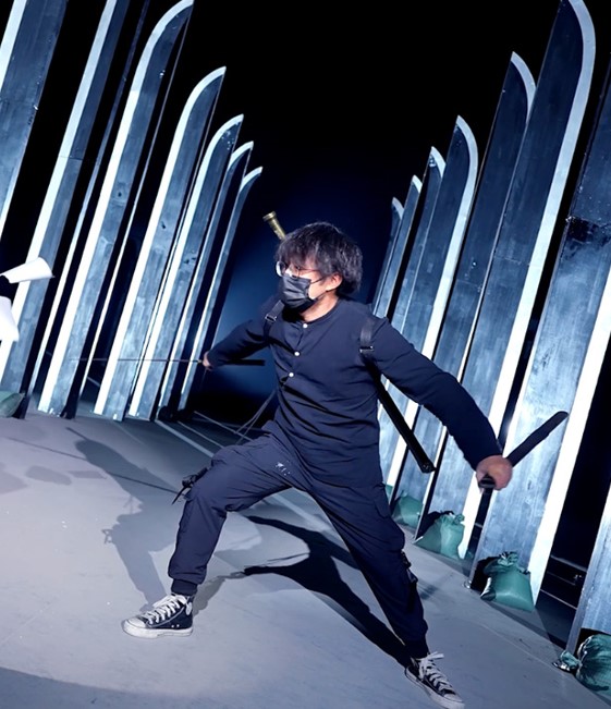 Video thumbnail for Fastest time to cut five pieces of A4 paper in the air by a single-edged martial arts sword  7.46 seconds by Fan Shisan