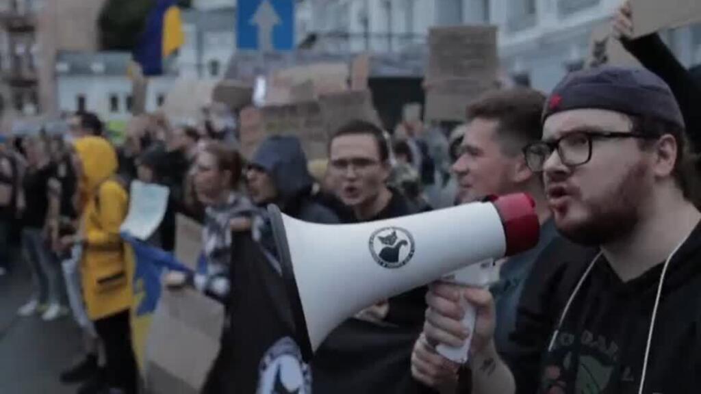 'Video thumbnail for Zelensky, moving to defuse crisis, restores power of anti-graft agencies'