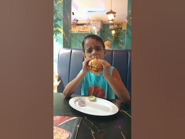Video thumbnail for Riyon Tanzil Ucchas is eating Burger- রিয়ন তানজিল উচ্ছ্বাস বার্গার খায়