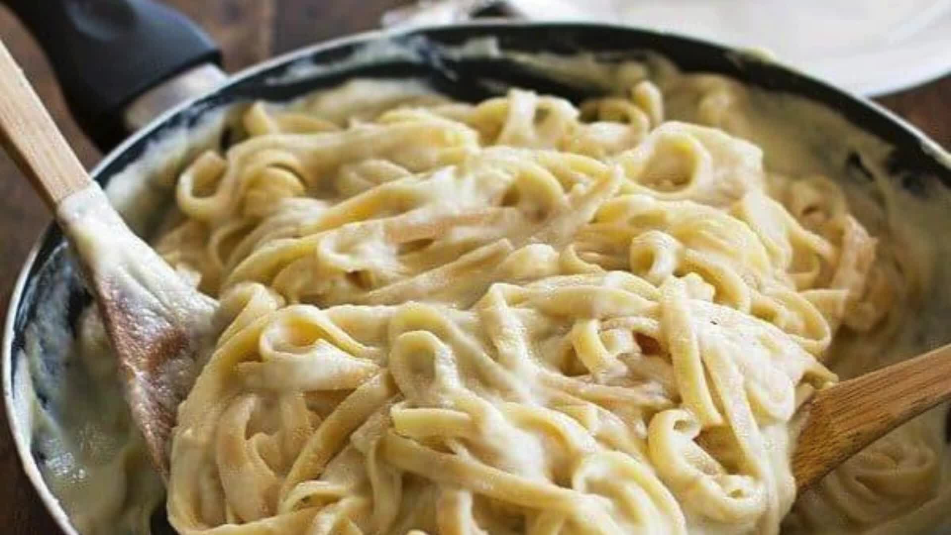 Video thumbnail for Healthy Fettuccine Alfredo recipe