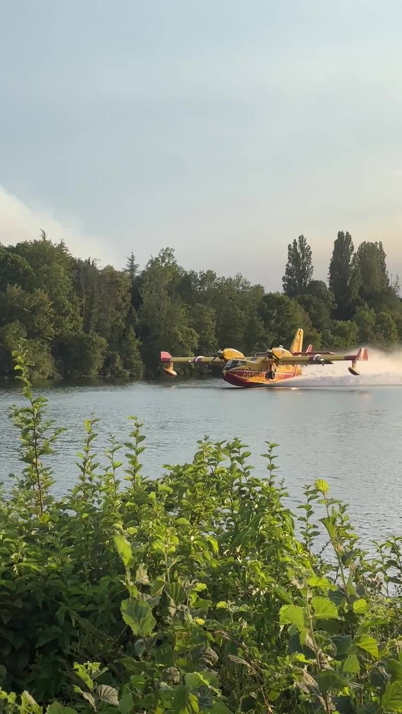 Video thumbnail for Canadair Water Bombers Skimming the River near Fontainebleau