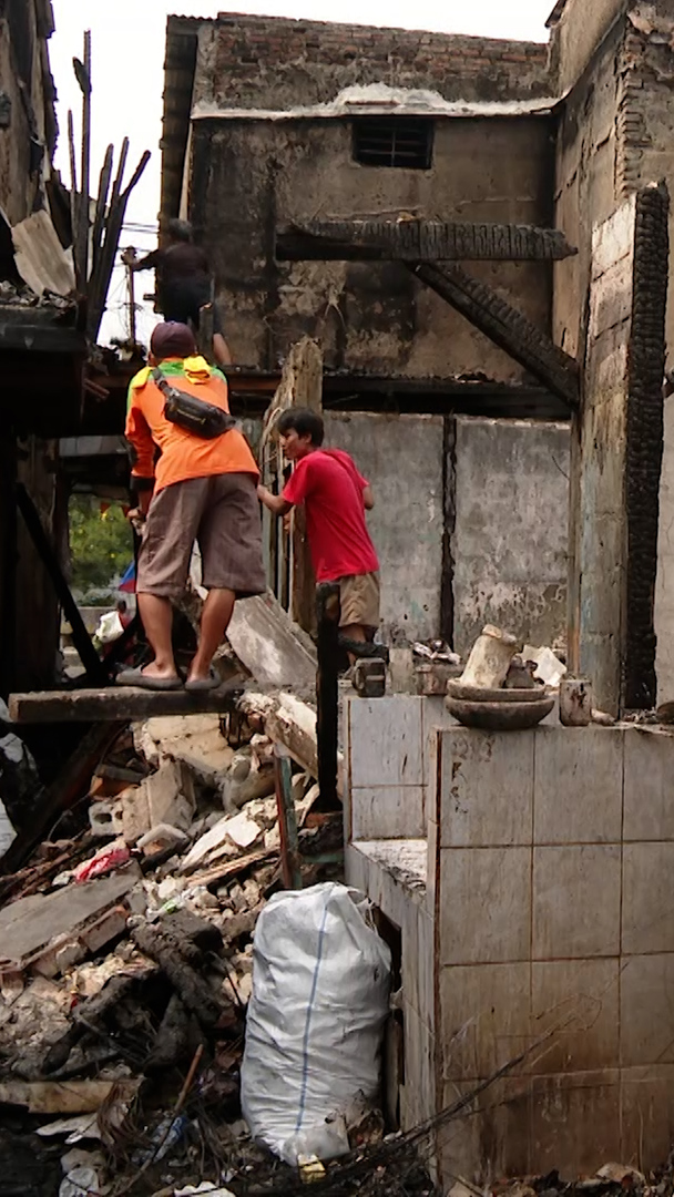 Video thumbnail for Jakarta’s fire leaves 600 people displaced and 250 houses destroyed