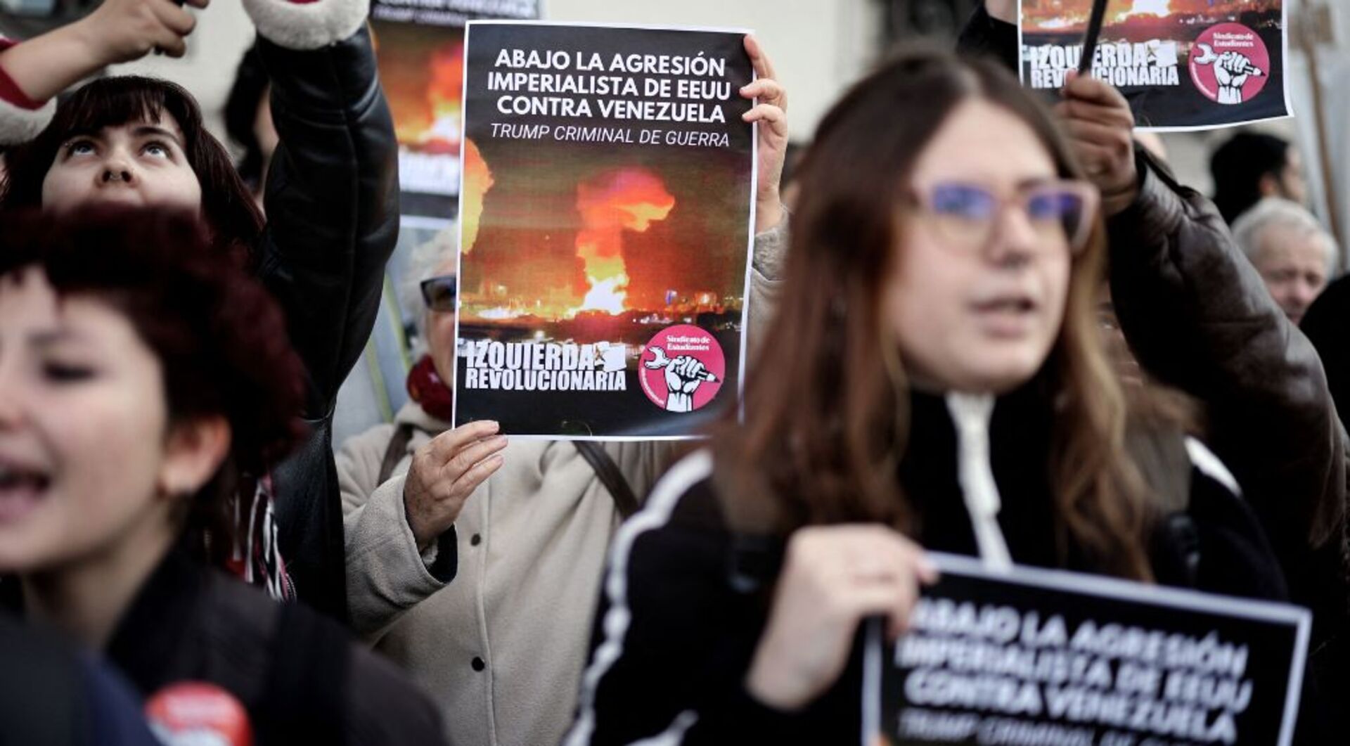Video thumbnail for Spanish protesters rally near US embassy in Madrid over Venezuela attack