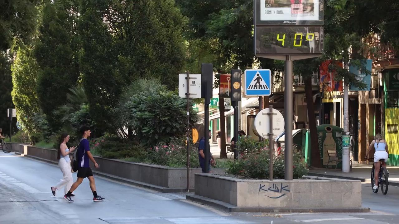 Video thumbnail for Spain: New heat wave hits Spain’s southern city of Granada.