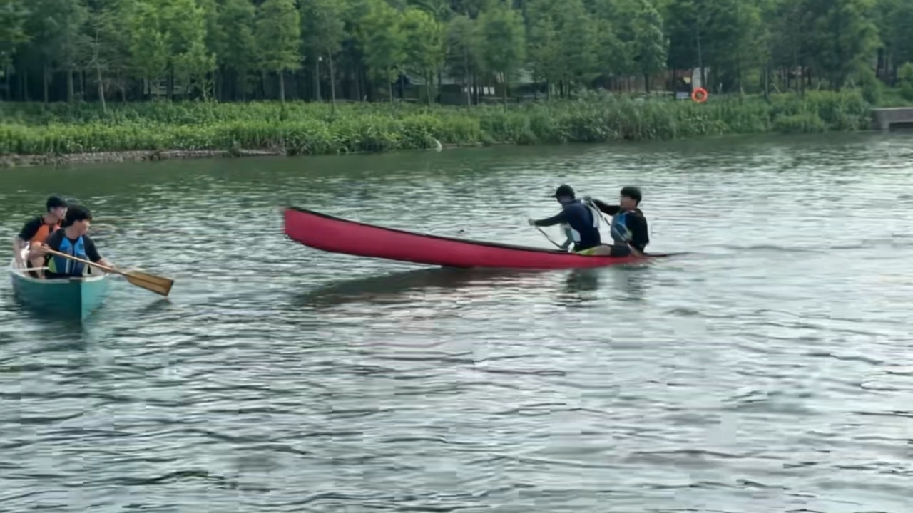 Video thumbnail for Canoe Pass Fails Spectacularly in Shanghai
