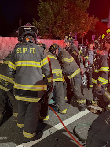 Video thumbnail for 6 people taken to the hospital following two-vehicle crash in Islip