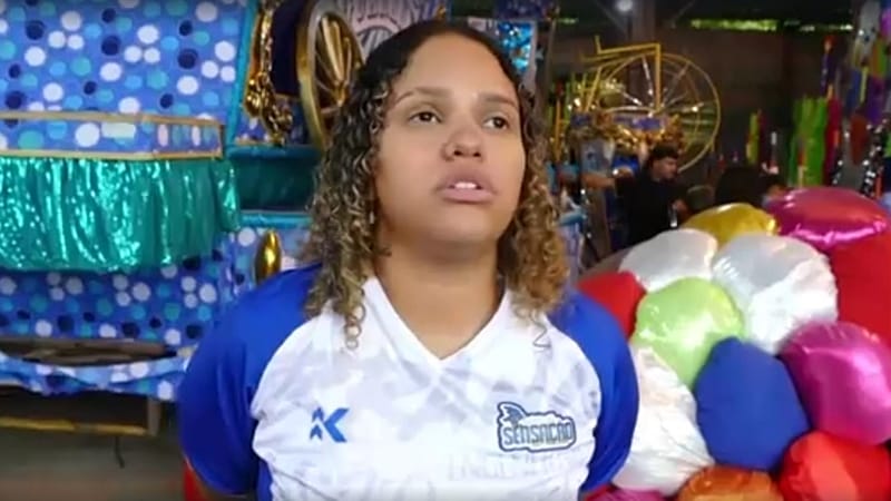 Video thumbnail for Young woman becomes first-ever drum master of a Brazilian samba school