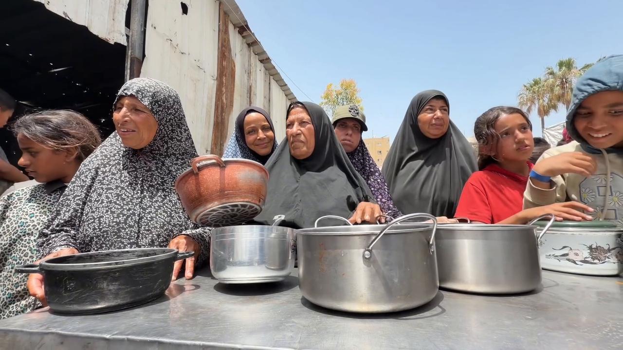 Video thumbnail for Charity distributes hot meals to displaced Palestinians in Gaza.