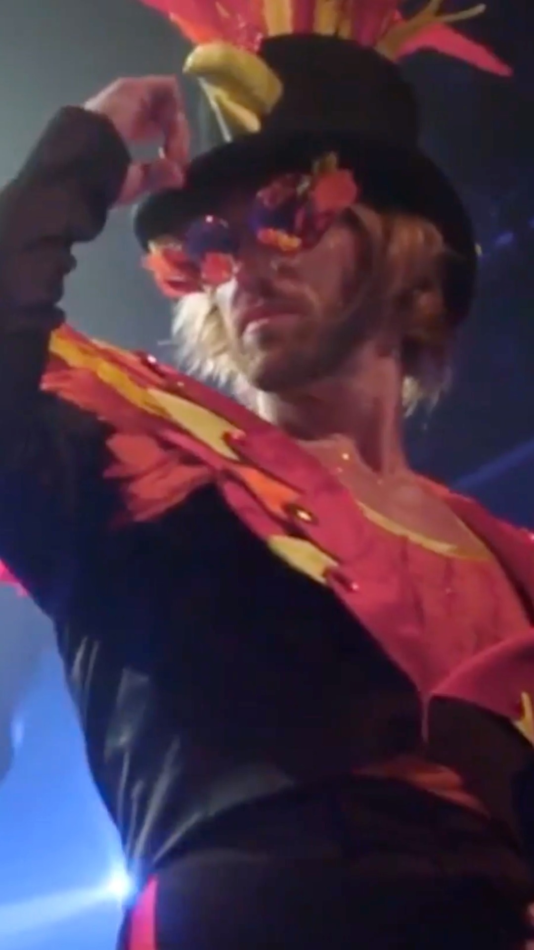 Video thumbnail for This Elton John Project Runway Look Missed The Mark