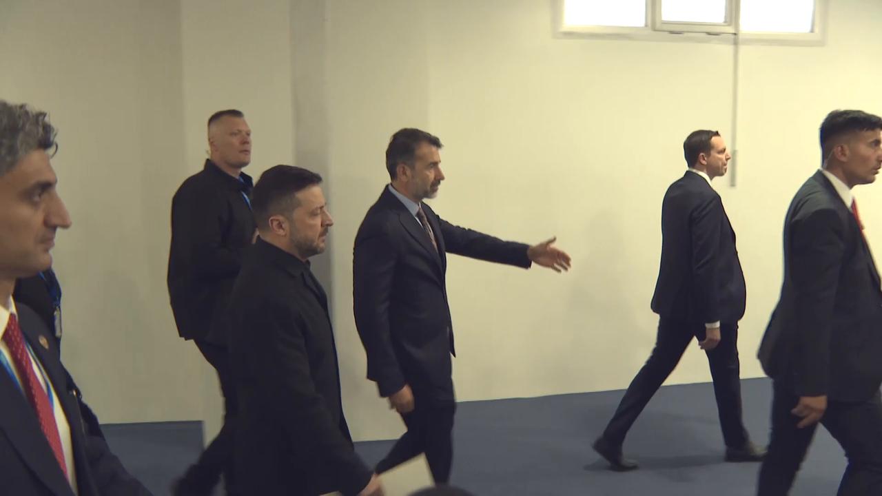 Video thumbnail for Türkiye: Ukrainian President Zelenskyy arrives at NATO Defense Forum in Ankara.