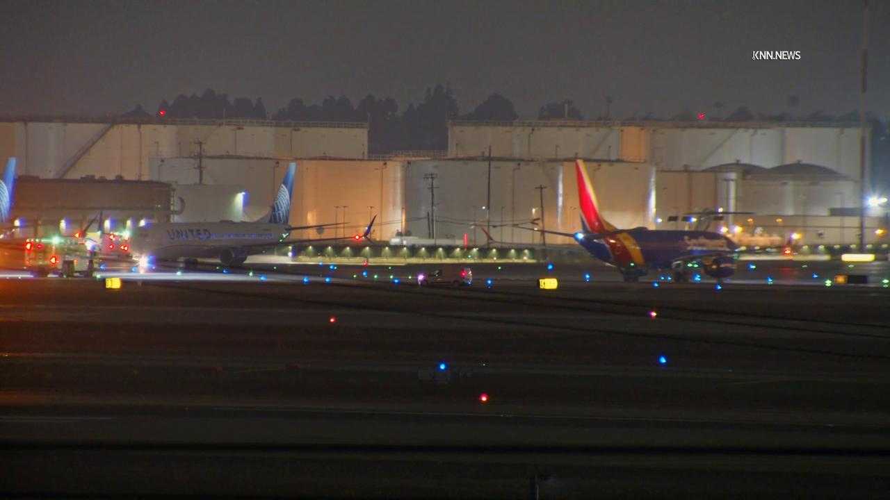 Video thumbnail for US, Los Angeles: Westchester Southwest Plane Makes Emergency Landing At LAX.