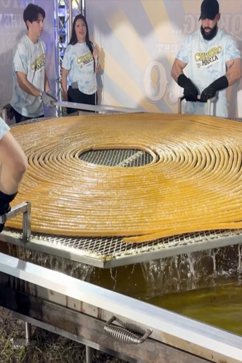 Video thumbnail for Longest churro  153.21 metres (502 ft 7.8 in) y Ariel Acosta-Rubio and Maria Alejandra Bravo