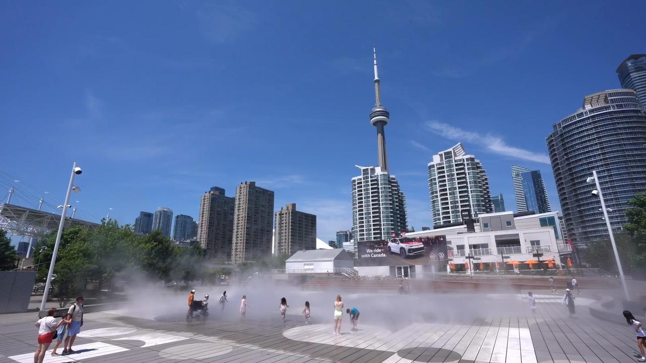 Video thumbnail for Canada: Toronto residents seek relief as heat warning takes effect.