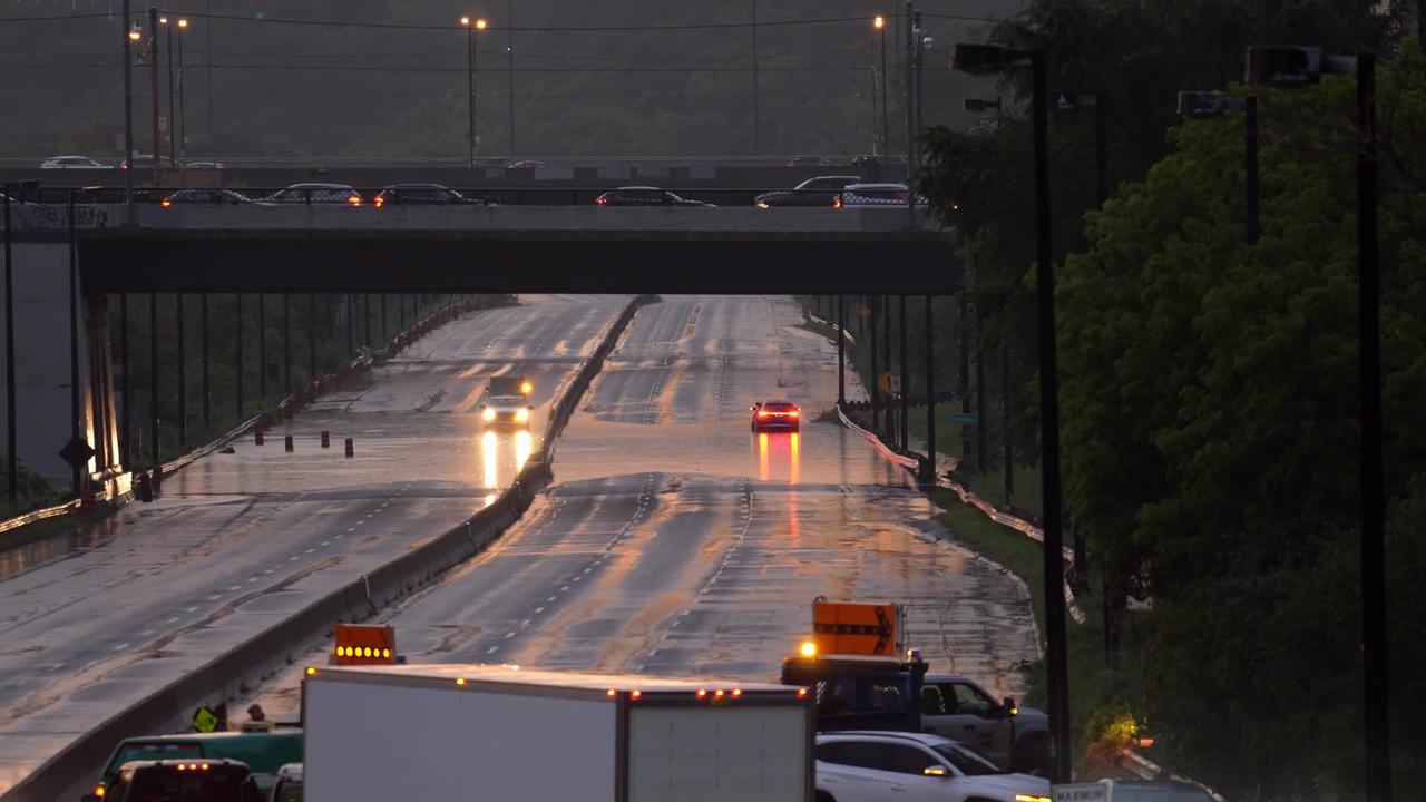 Video thumbnail for Canada: Highway in Toronto closed after flooding.