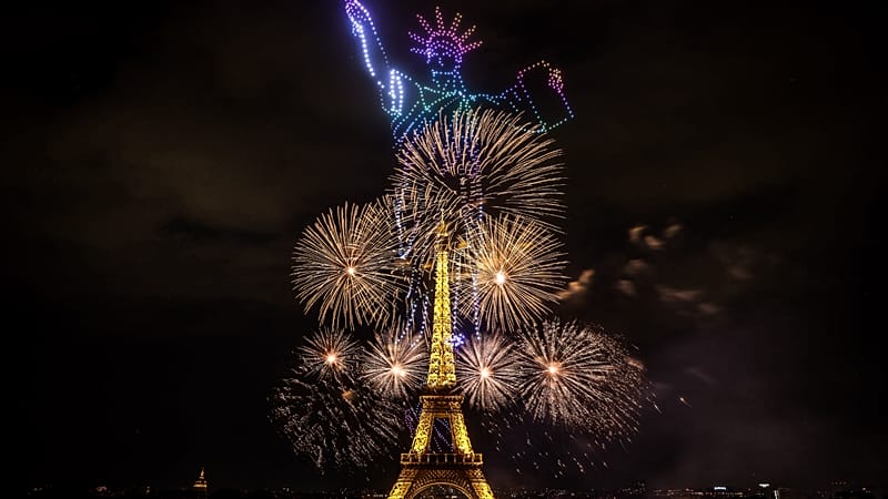 Video thumbnail for Spectacular drones and fireworks illuminate Eiffel Tower ahead of Bastille Day
