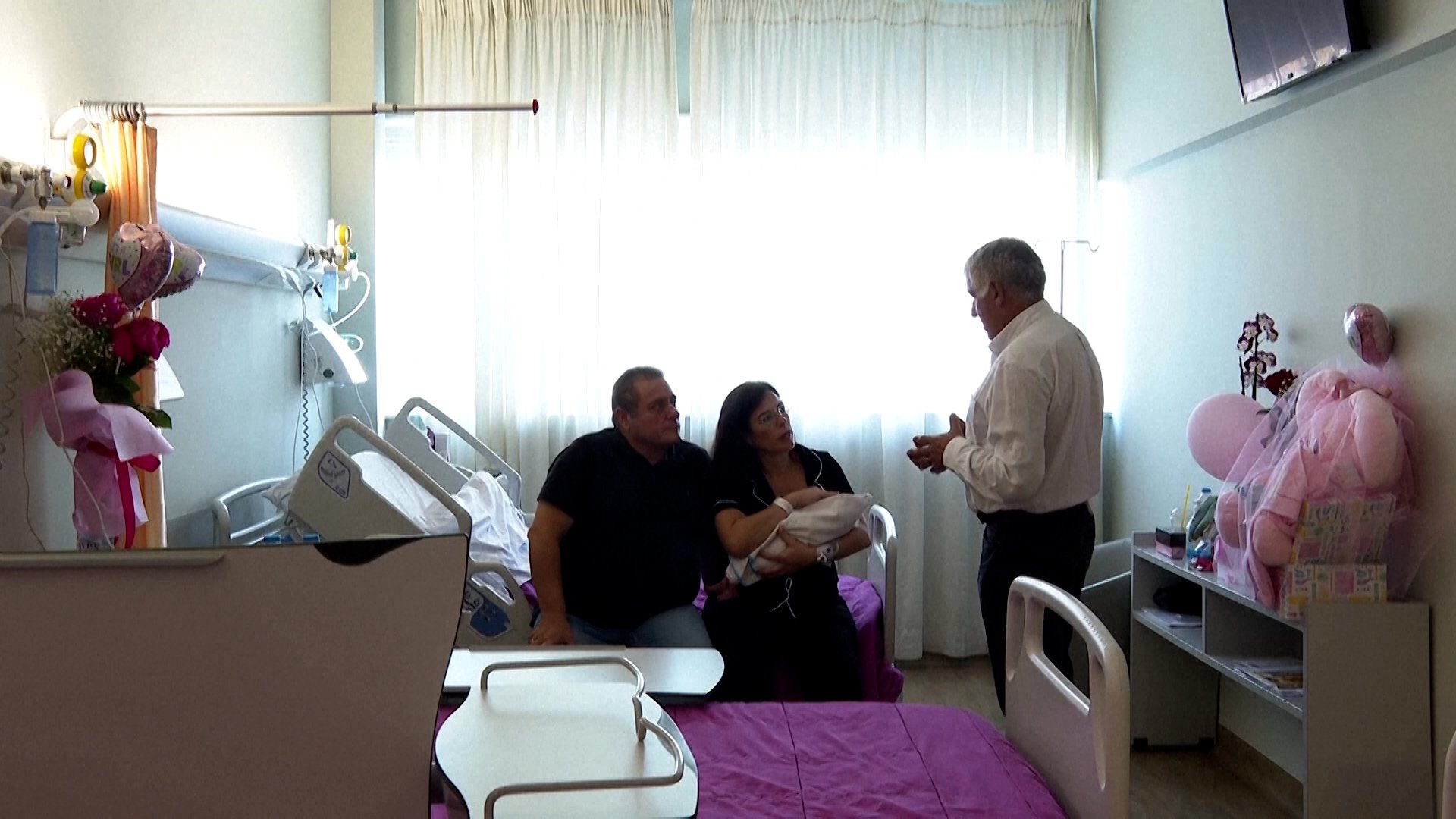 Video thumbnail for Couple welcomes child from embryo frozen for 22 years