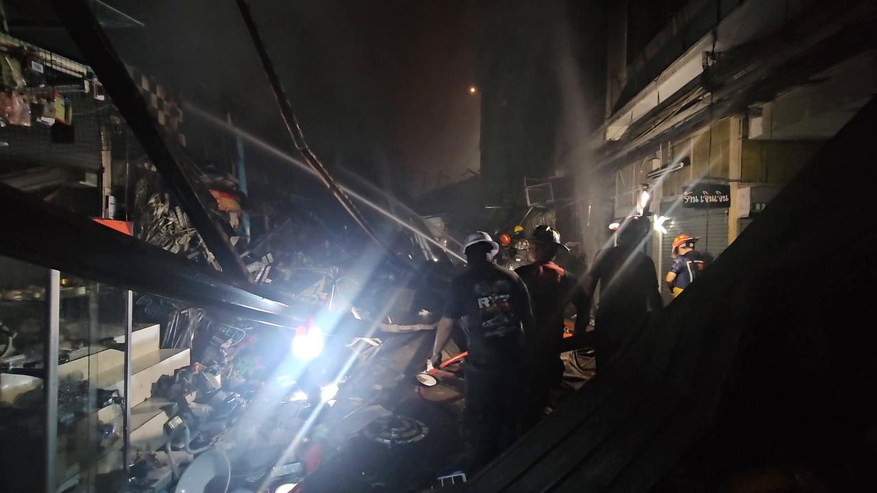 Video thumbnail for Thailand: Bangkok Fire Engulfs Klongthom Centre 23.