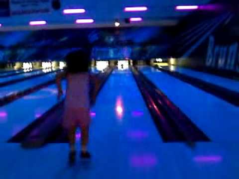 Video thumbnail for Stephanie en su primer dia bowling