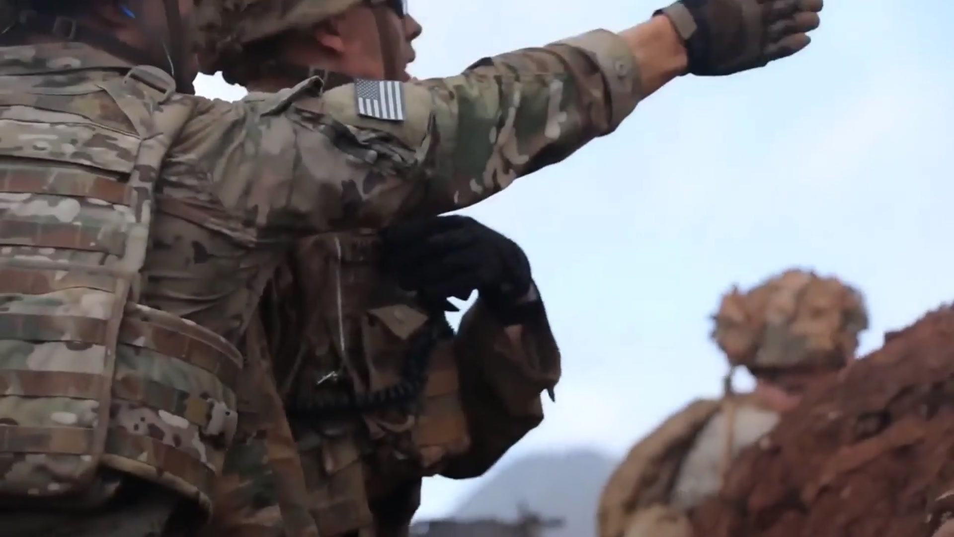 'Video thumbnail for U.S. Army 25th Infantry Division Makes A Hole'
