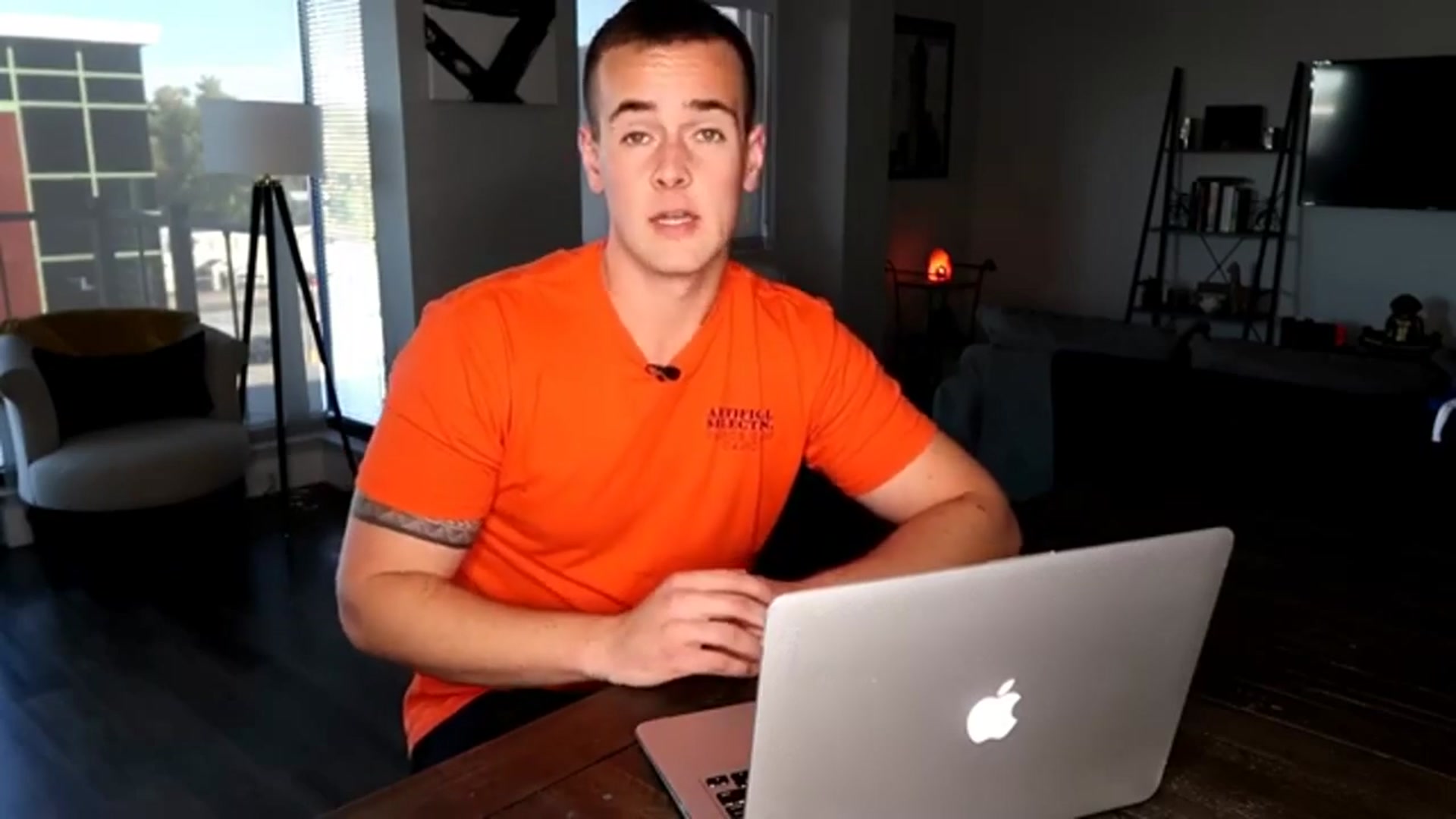 'Video thumbnail for ryan scribner espanol: trabajos bien pagados sin universidad: ¡gana dinero sin título!'