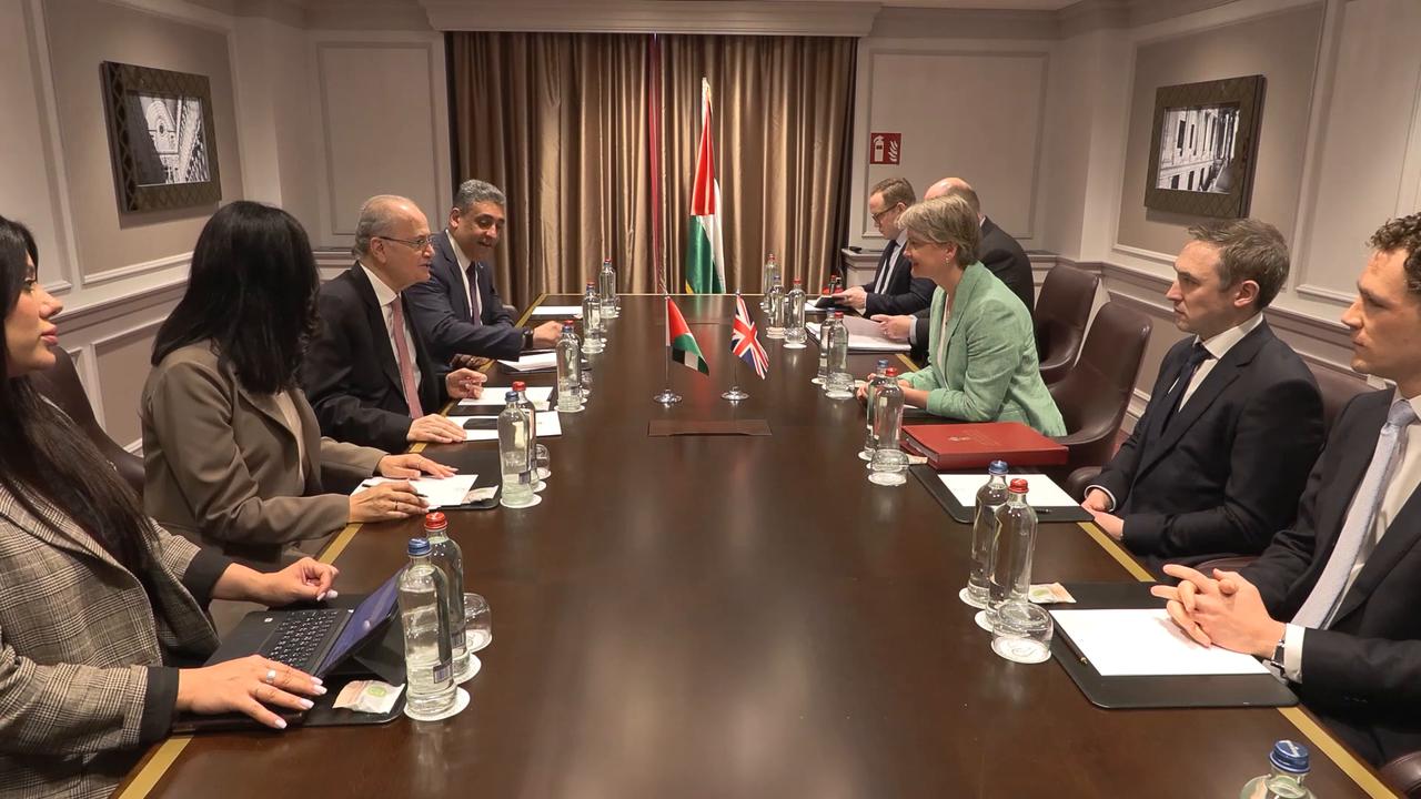 Video thumbnail for Belgium: Palestinian PM Mustafa meets UK Foreign Secretary Cooper in Brussels.