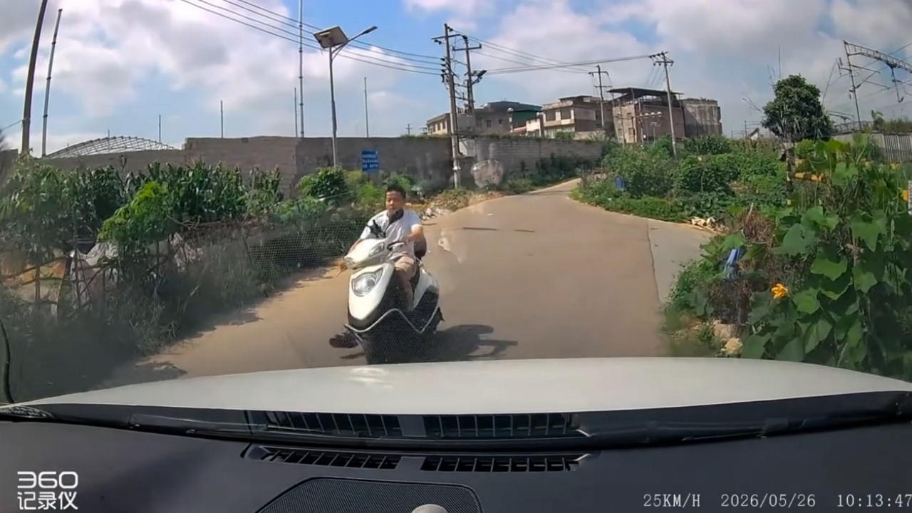 Video thumbnail for Close Call: Distracted Scooter Rider Dodges Crash in Guangdong