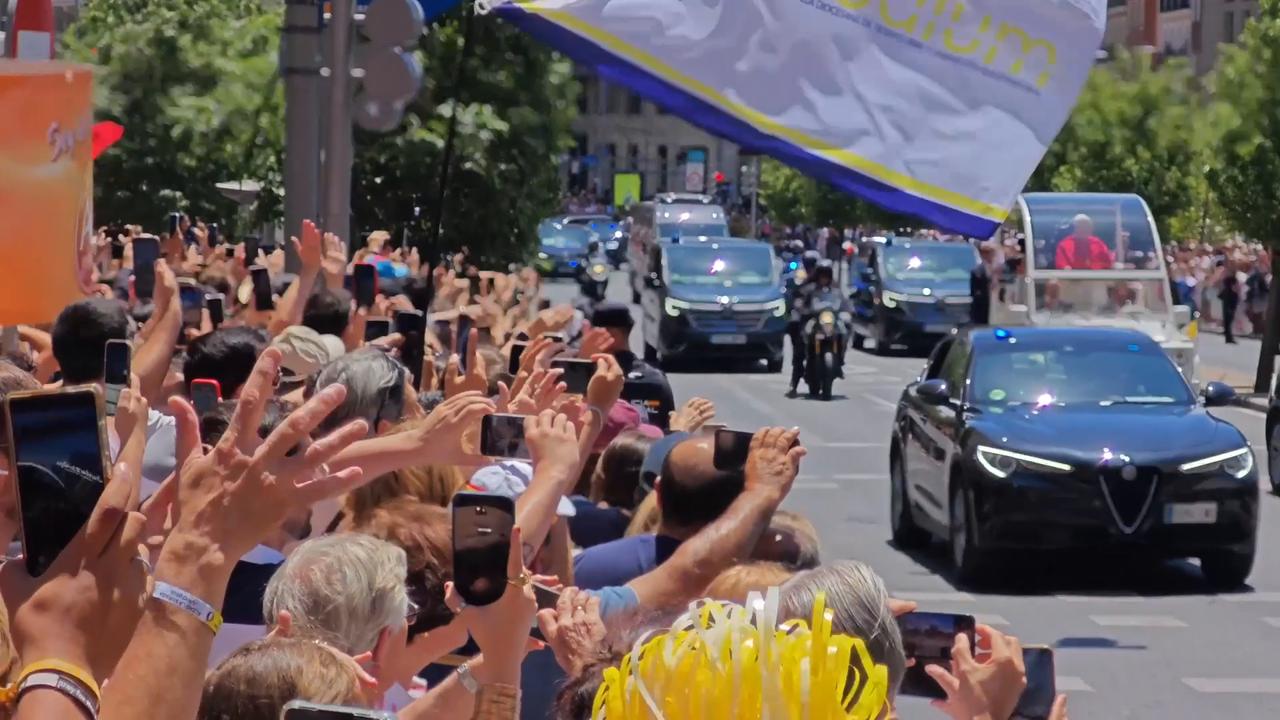 Video thumbnail for Spain: Pope Leo XIV arrives in Madrid, greeting public in popemobile to begin weeklong Spain visit.
